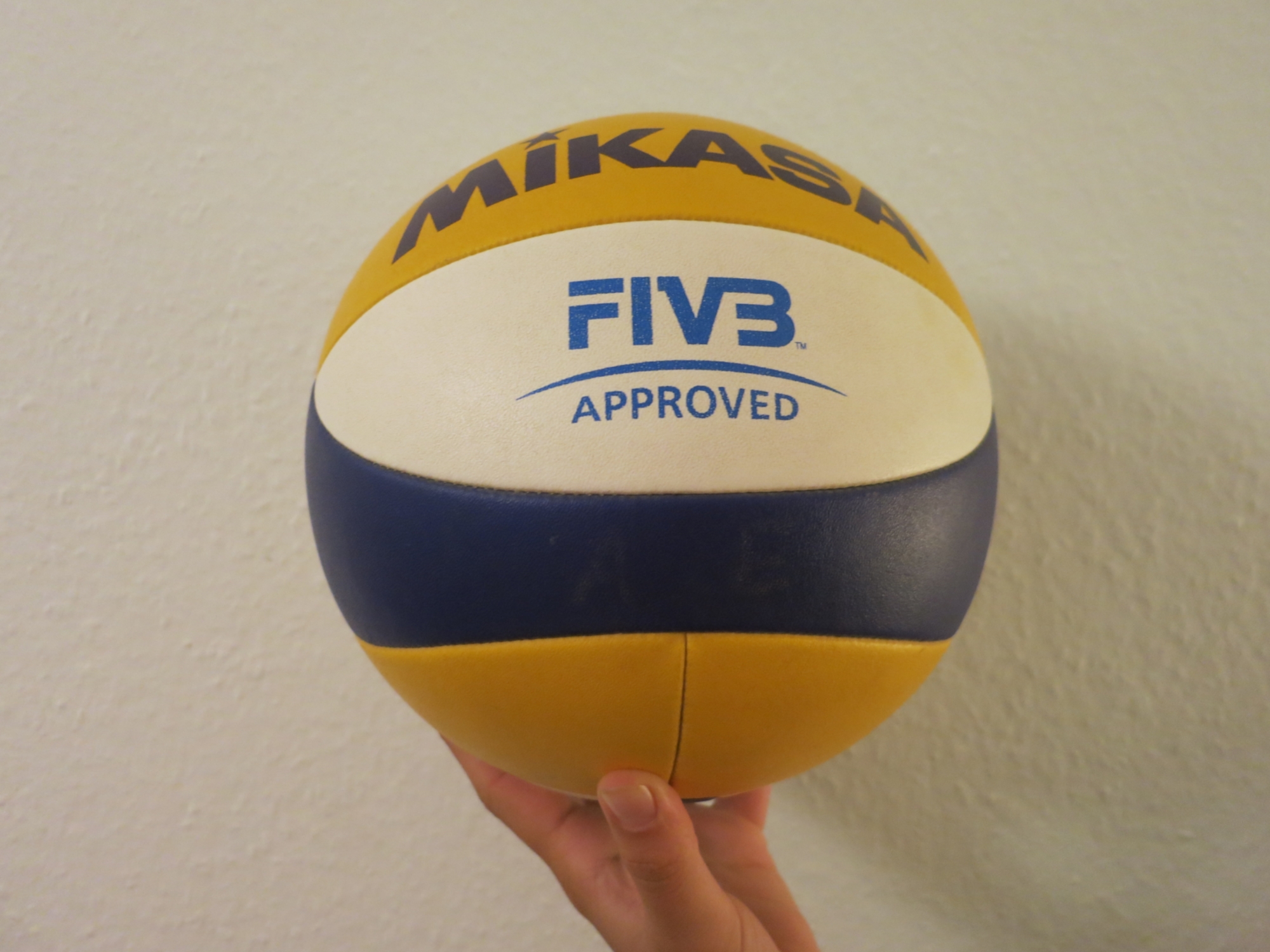 Beachvolleyball vor weißer Wand